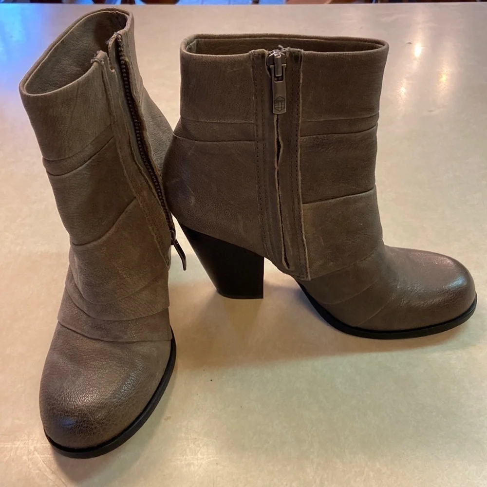 Vince Camuto Belta Stacked Heel Leather Bootie Rounded Toe Pebbled & Ple…